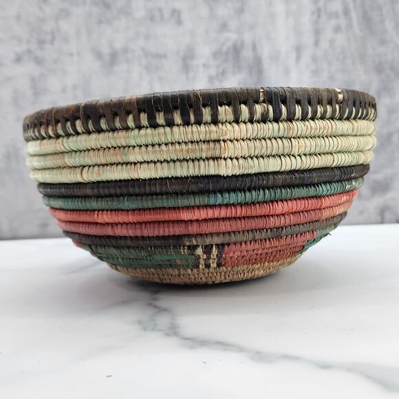 Gorgeous Hand-Woven striped basket bowl made of died grasses aprx. 9 x 5 inches - Picture 7 of 7